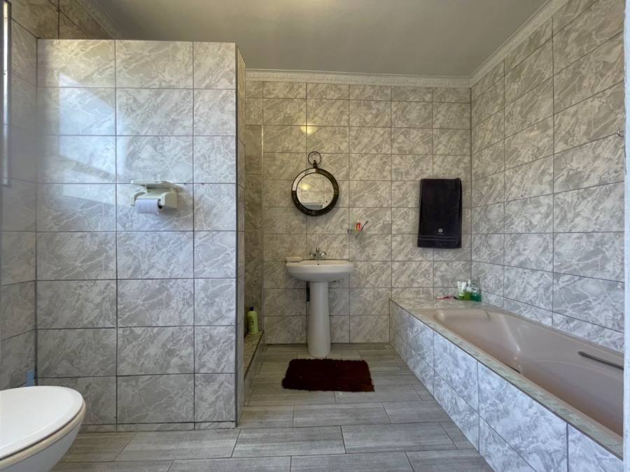 5 Bedroom Property for Sale in Pelican Heights Western Cape
